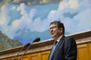 Le ministre de l'énergie Albert Rösti a présenté le premier projet devant faire suite à la loi urgente instituant un mécanisme de sauvetage pour les entreprises d'électricité d'importance systémique. KEYSTONE/PETER SCHNEIDER
